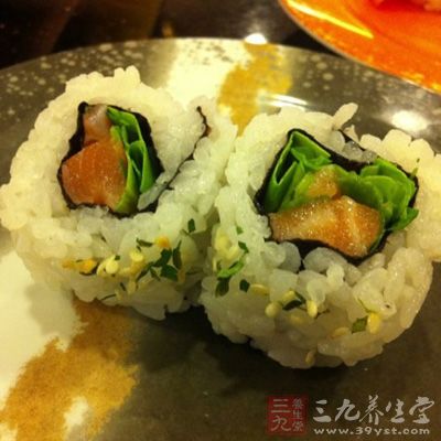 然後在沙拉醬上面放上酸蘿卜條,黃瓜條和雞蛋 然後在沙拉醬上面放上酸蘿卜條,黃瓜條和雞蛋