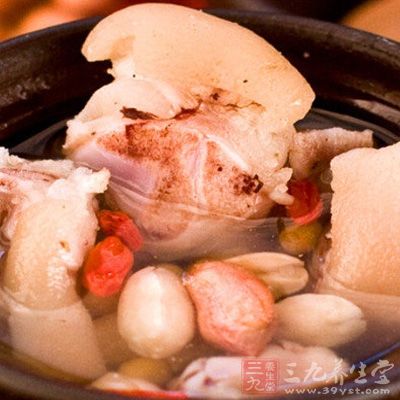 把精鹽、胡椒粉、味精加入砂鍋內調味