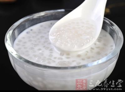 鍋中燒開水，改小火，把淘好(我就淘了一次)的西米放進鍋中煮