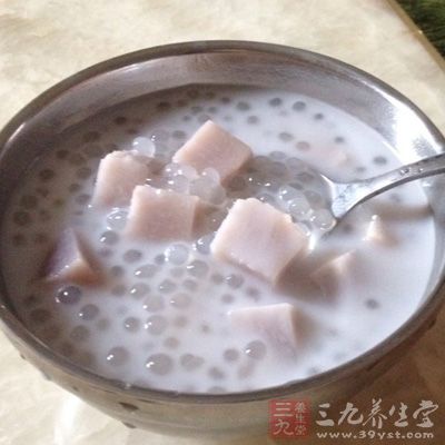 把椰槳倒入砂鍋裡注入適量水和冰糖煮開後，放之前蒸熟的香芋和煮好西米