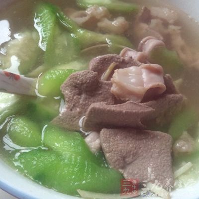 絲瓜豬肝瘦肉湯加入腌制好的豬肝瘦肉片，不要加蓋，大火煮開