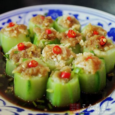 蒜蓉蒸絲瓜最後把蒜蓉生抽王淋在絲瓜上就大功告成了
