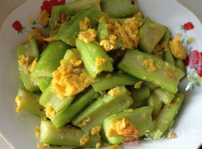 絲瓜炒蛋鍋內留少許底油，入蒜碎和姜末，爆香
