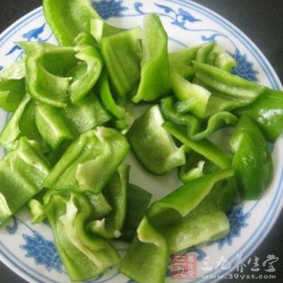 青椒洗淨去籽，用刀切塊