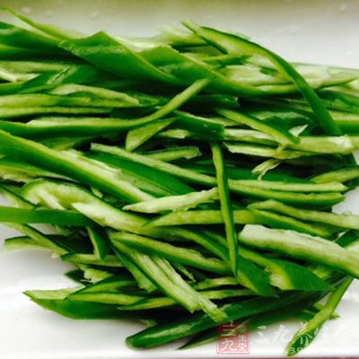 青椒洗干淨，切絲