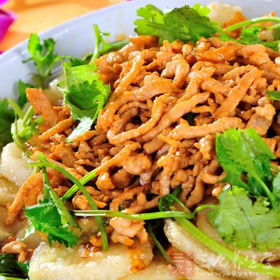 鍋還有油時放蒜末、肉碎，要大火炒
