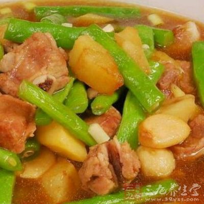 排骨洗淨切小段，豆角摘成小段，土豆切滾刀塊備用