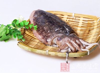 原料：整只的烏賊400克
