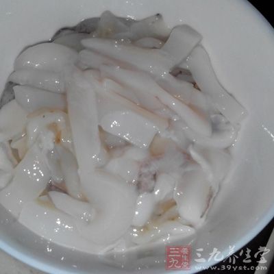將烏賊內髒去除後洗淨，切成長塊備用