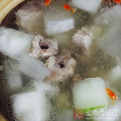 最後加鹽調味，關火後，撒上香菜末即可