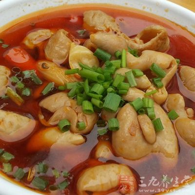 家常燒肥腸放入大蔥，姜片，蒜片，泡椒一起半煎半炒到蔥焦黃