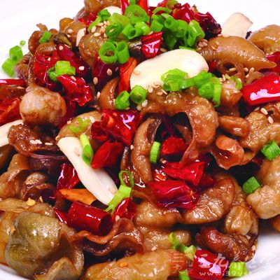 辣子肥腸最後直到辣椒呈暗紅色後即可關火盛出