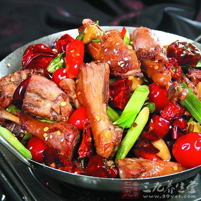 鍋內另燒油四成熱，放入郫縣豆瓣、姜片、蔥段炒香上色，摻入鹵水