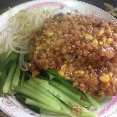 撈出盛在涼開水裡,食用時,自己將炸醬盛碗內,與面條、菜碼拌合而食 撈出盛在涼開水裡,食用時,自己將炸醬盛碗內,與面條、菜碼拌合而食