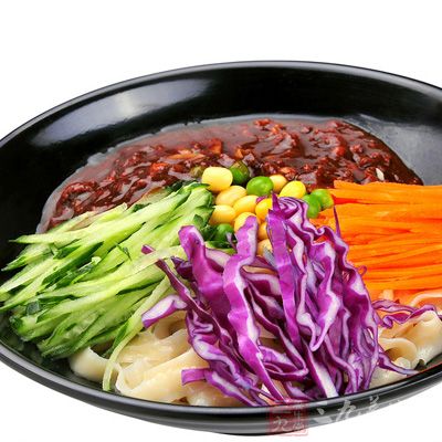 把面過一下涼開水,盛入碗中,做好的豬肉香菇炸醬澆到面上即可 把面過一下涼開水,盛入碗中,做好的豬肉香菇炸醬澆到面上即可