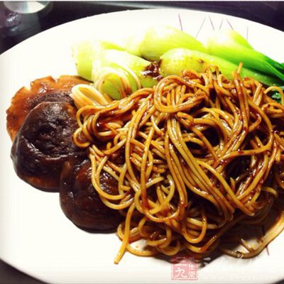 油適量,蒜適量,蔥適量,黃瓜適量,胡蘿卜適量,甜面醬適量,豆醬適量 油適量,蒜適量,蔥適量,黃瓜適量,胡蘿卜適量,甜面醬適量,豆醬適量