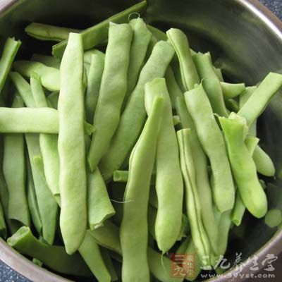 准備好原材料,扁豆洗淨去兩頭然後掰成段。紅柿子椒、生姜、大蒜瓣均切成絲 准備好原材料,扁豆洗淨去兩頭然後掰成段。紅柿子椒、生姜、大蒜瓣均切成絲