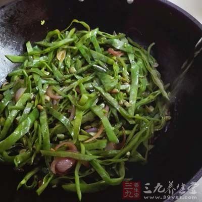 倒入扁豆,翻炒扁豆熟後,淋入香油出鍋 倒入扁豆,翻炒扁豆熟後,淋入香油出鍋