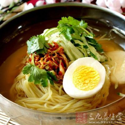 大火燒開轉中火炖煮40分鐘，牛肉煮熟後撈出來，放涼切片