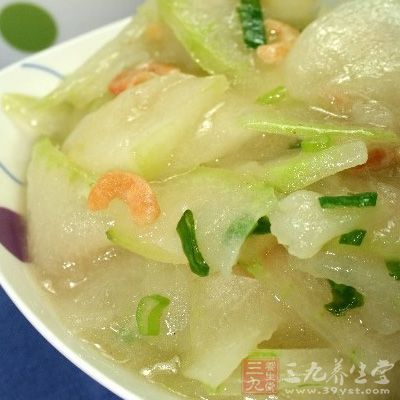 鍋中放色拉油(燒這道菜油可以放的少一些，因為材料都不吃吃油的哦