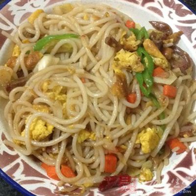 雞蛋炒米粉最後要翻炒均勻，並且米粉上色均勻的時候，就可以放入韭菜盒生菜