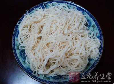 米粉可以配以各種菜碼或湯料進行湯煮或干炒，爽滑入味