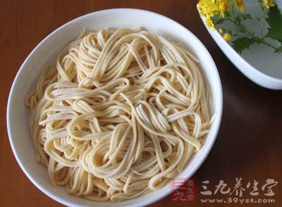 干蒸面 (350克)，輔料五花肉片 (100克)，四季豆 (250克)，大蒜末 (25克)