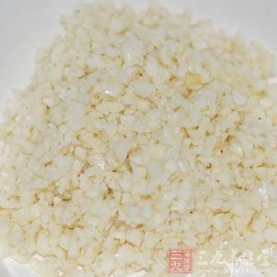 把湯汁收淨後撒上大蒜末炒勻便可出鍋 把湯汁收淨後撒上大蒜末炒勻便可出鍋