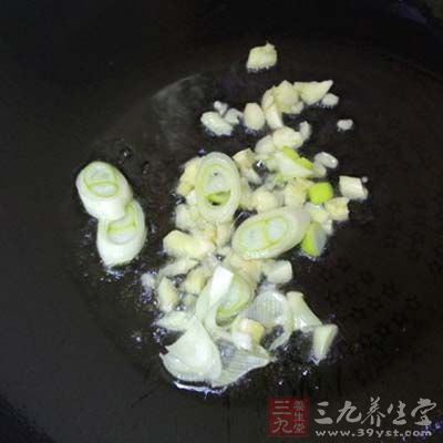 燒熱3勺油,爆香蔥花、姜絲後放入肉片,炒至肉片發白倒入醬油,醬油汁沸騰後放入扁豆,翻炒至扁豆呈翠綠色,加水(略低於扁豆) 燒熱3勺油,爆香蔥花、姜絲後放入肉片,炒至肉片發白倒入醬油,醬油汁沸騰後放入扁豆,翻炒至扁豆呈翠綠色,加水(略低於扁豆)