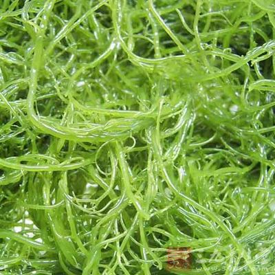 海發菜用水沖掉表面的鹽粒，然後用水浸泡