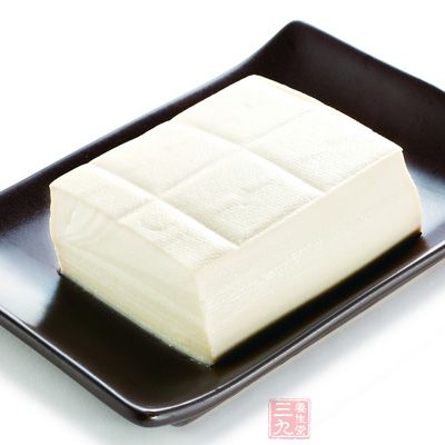  將豆腐整塊裝盤入鍋蒸5分鐘取出待用