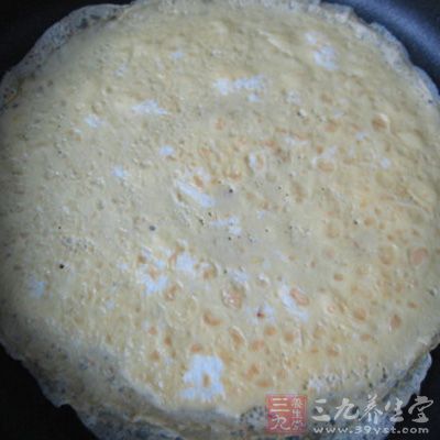 蛋清加澱粉打散攤成蛋皮