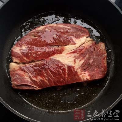 此時不要翻動牛排,看牛排表面滲出血水時迅速將牛排翻至另一面 此時不要翻動牛排,看牛排表面滲出血水時迅速將牛排翻至另一面