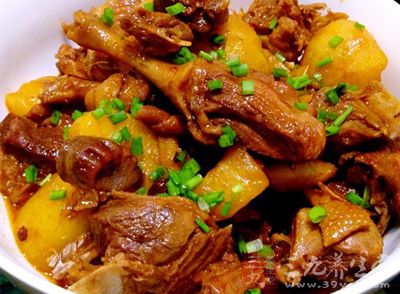 制作土豆焖肉為了保持土豆的完整，請不要一直翻動