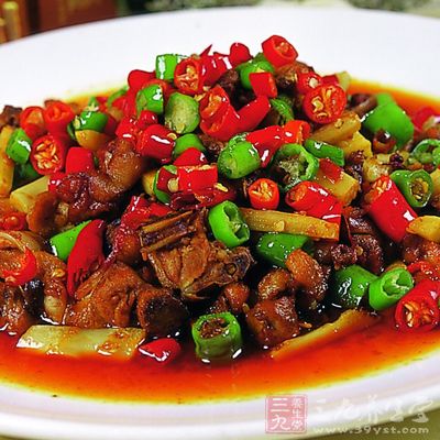姜爆鴨只需准備鴨子半只，嫩姜一整塊，鹽適量，料酒很多便可