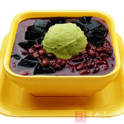 所有原料輕輕拌勻,冷凍。中途不必攪拌口感就很松軟 所有原料輕輕拌勻,冷凍。中途不必攪拌口感就很松軟