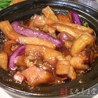 鹹魚切丁，茄子去皮切成條