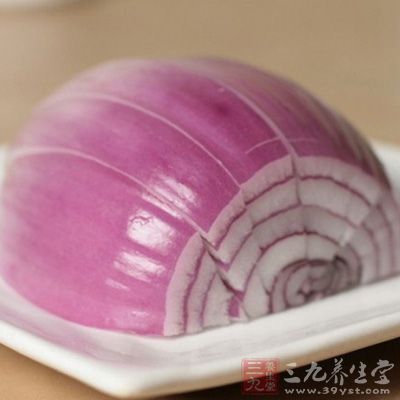 洋蔥去掉外皮後，切成1.5cm寬的細條