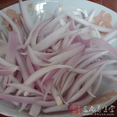 洋蔥洗干淨去皮切絲