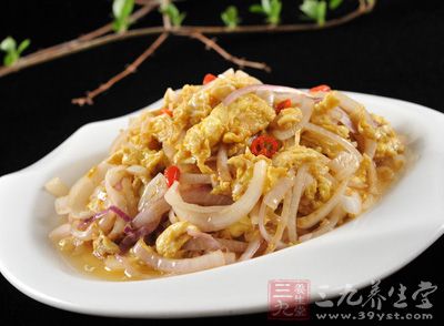 洋蔥炒雞蛋是我們日常生活中非常常見的美食了