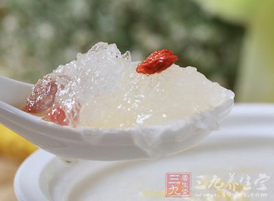 血燕放入碗中,倒入清水浸泡 血燕放入碗中,倒入清水浸泡