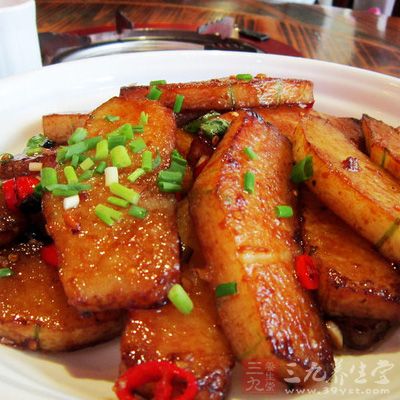 爆香八角和蔥姜,下入香菇翻炒 爆香八角和蔥姜,下入香菇翻炒