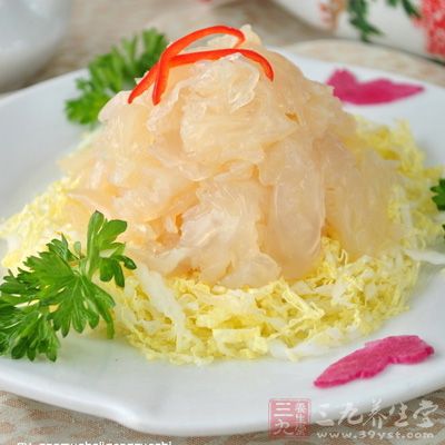 另外海蜇皮在燙水中，要掌握分寸，過了太老