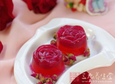 瓊脂剪小段，用冷水浸泡至軟