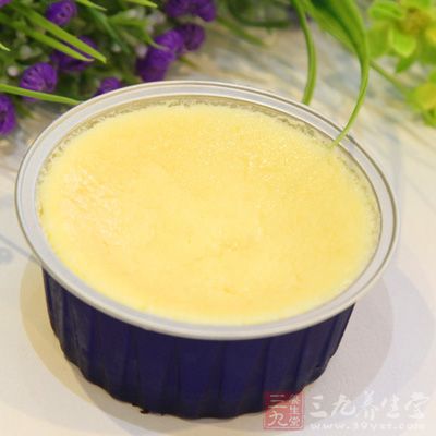 吉利丁片泡在冷水裡5分鐘軟化