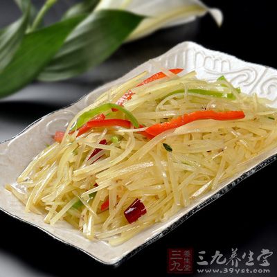 將炸好的花椒撈出，鍋內放入蔥、姜、蒜末、辣椒段煸炒出香味