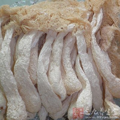 竹荪能夠保護肝髒，減少腹壁脂肪的積存，有俗稱“刮油”的作用