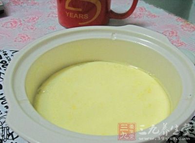將橙子洗干淨後將橙汁擠出來備用