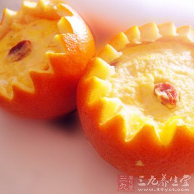 蛋奶液用篩子過濾掉打不散的蛋清和泡沫，使炖蛋口感更細膩嫩滑