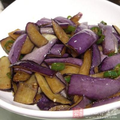 茄子洗淨，去蒂，縱切開半
